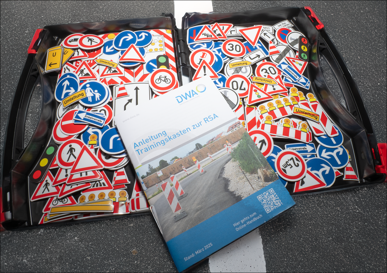 Trainingskasten Straßensicherung RSA 21 - Kunststoffkoffer mit 226 Magneten wie Barken, Pylone, Schilder, Auto